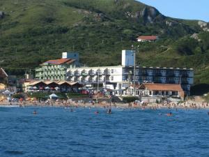 弗洛里亚诺波利斯克里斯酒店的一群人,在海滩上
