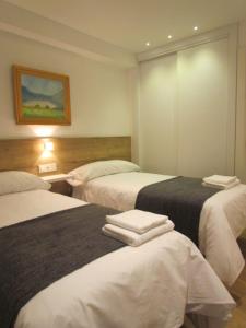 韦托维加Apartamento La Hiedra的酒店客房,配有两张带毛巾的床