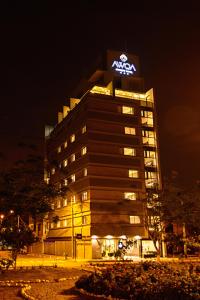 特鲁希略Awqa Concept Hotel的一座建筑,上面有夜间的Aania标志
