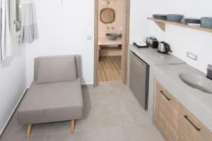 考弗尼西亚Aeris suites的一个带椅子和水槽的小厨房