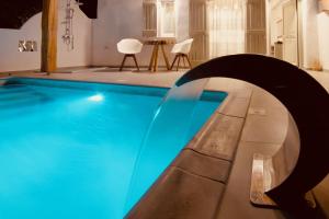 考弗尼西亚Aeris suites的室内的蓝色海水游泳池