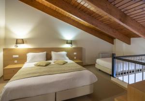 阿拉霍瓦多莫特阿尼莫里亚山度假酒店的一间带大床和楼梯的卧室