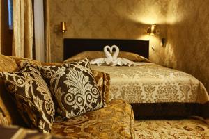 派蒂哥斯卡Classic Hotel的一间卧室配有一张带天鹅的床