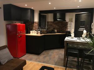 南特Les machines de Jules, hyper centre的厨房配有红色冰箱和桌子