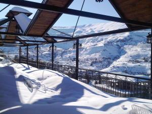 卜舍里沙巴特酒店的享有山景的滑雪板坡道