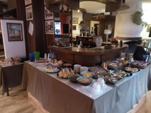 巴多尼奇亚落叶松酒店的一张桌子上有很多种不同的食物