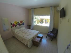 伊利亚贝拉卡萨做蒙赫公寓 的一间卧室设有一张床、一个窗口和一把椅子