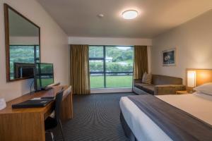 格雷默斯格雷茅斯阿什利酒店的酒店客房配有一张床、一张书桌和一台电视。