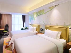 珠海珠海诚丰广场希尔顿欢朋酒店的酒店客房配有两张床和一张书桌