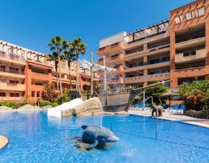 萨洛H10地中海村庄酒店的一个带海龟和大象的水上公园
