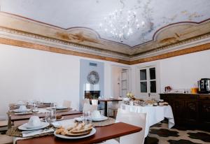 AntignanoMoonfrà的一间带桌子和吊灯的用餐室