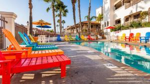 圣地亚哥圣地亚哥老城哈希恩达贝斯特韦斯特酒店的酒店旁的游泳池设有五颜六色的椅子