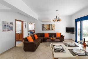拉多斯Maripaul Family Villa的客厅配有沙发和桌子