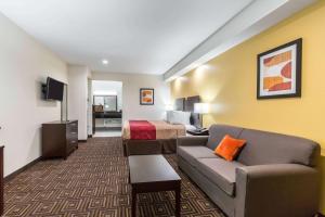 斯普林Scottish Inns & Suites Spring - Houston North的酒店客房设有一张沙发和一张床