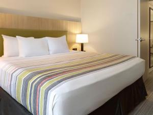 Spring Lake Inn & Suites - Fayetteville客房内的一张或多张床位