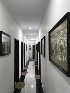 康提鹰缘酒店的墙上有一堆照片的走廊