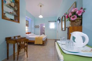 爱琴娜岛Electra的酒店客房 - 带一张床和用餐室
