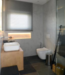 雅典Boutique Apartment in Chalandri的带浴缸、盥洗盆和卫生间的浴室