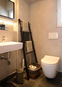 雅典Boutique Apartment in Chalandri的浴室配有白色卫生间和盥洗盆。