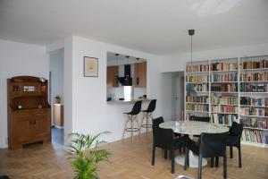 雅典Boutique Apartment in Chalandri的一间带桌椅的用餐室和一个图书馆