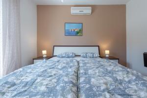 察夫塔特Villa Adria的一间卧室配有一张带两个枕头的床