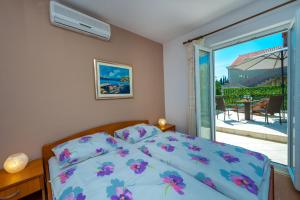 察夫塔特Villa Adria的一间卧室设有一张床和一个滑动玻璃门