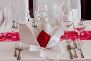 佩尔莱贝格“德意志国王”餐厅酒店的白桌,带银器和酒杯
