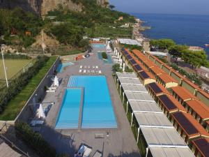 维克艾库塞埃克斯蒂公寓式酒店的享有度假村游泳池的顶部景致