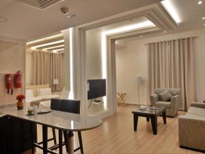 多哈公园酒店的客厅配有沙发和桌子