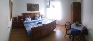 鲁哈科维斯维拉帕特里斯旅馆的一间卧室配有一张床、一张桌子和一个窗户。