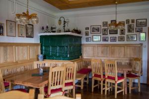GreisdorfBuschenschank Ofnerpeter的一间带木桌和椅子的用餐室