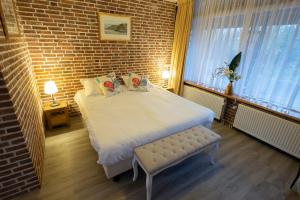 泽弗纳尔帕诺文酒店的一间卧室设有一张大床和砖墙
