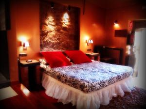 EljasAlmazara de San Pedro的一间卧室配有红色枕头的床