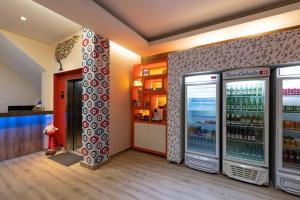 波多韦柳纳迪沃酒店的一间储藏室,里面装有两台冰箱