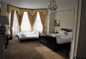 城堡别墅酒店亚客房内的一张或多张床位