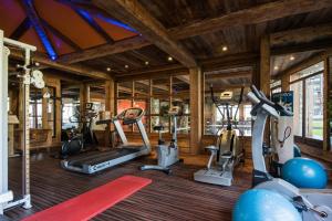 内瓦达CGH Spas公寓式酒店的健身中心和/或健身设施