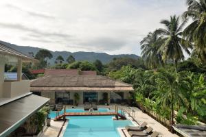 拉迈AMAYA Resort的享有带游泳池的度假村的空中景致