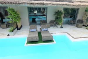 拉迈AMAYA Resort的一个带桌椅的游泳池的度假酒店