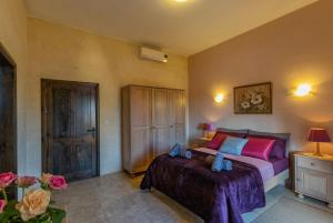 沙拉Ghajn Damma的一间卧室配有带粉红色和蓝色枕头的床