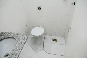 塔瓜汀加Hotel Lumem Taguatinga Sul的一间带卫生间和水槽的浴室