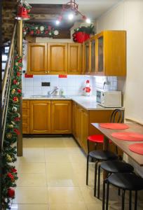 敖德萨hostel Koleso的厨房配有木制橱柜和圣诞树