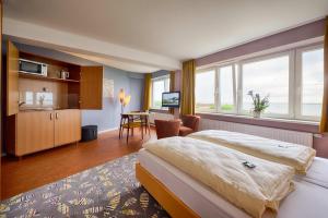 黑尔戈兰岛克拉西克公寓的酒店客房设有一张大床和一个厨房。