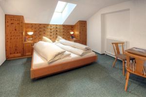 索尔登卡西沙伊贝尔公寓的卧室配有带白色枕头和桌子的床