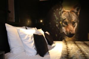 热拉梅公园小屋酒店的狼头在床边的墙上
