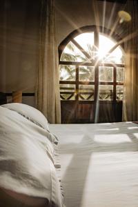 巴亚索拉诺Hotel Costa Choco的一间卧室配有一张床和一个阳光窗口