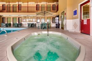 魔鬼湖Fireside Inn and Suites的游泳池中间的热水浴池