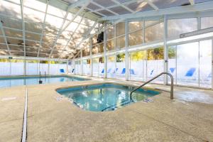 默特尔比奇Country Club Villas by Capital Vacations的游泳池,位于带游泳池的建筑内