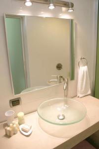 危地马拉月光石酒店的一间带水槽和大镜子的浴室