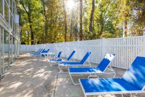 默特尔比奇Country Club Villas by Capital Vacations的一排蓝色的椅子和栅栏