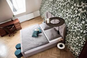 布拉迪斯拉发CityLife Residence的一间卧室设有床铺和植物墙